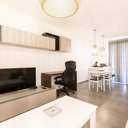 Location! Cozy 1-br Flat Apartment