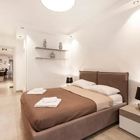 Location! Cozy 1-br Flat