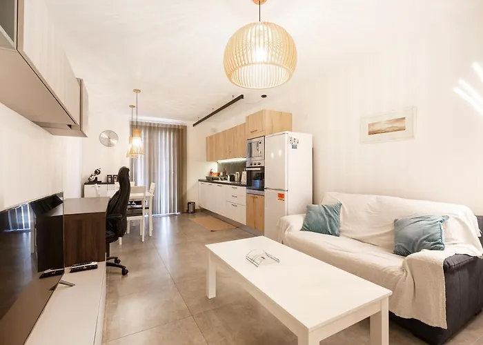 Location! Cozy 1-br Flat