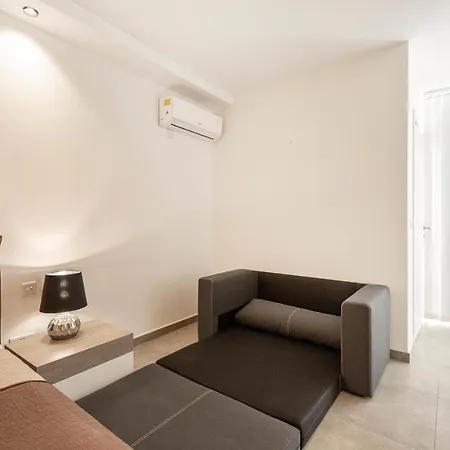 Location! Cozy 1-br Flat