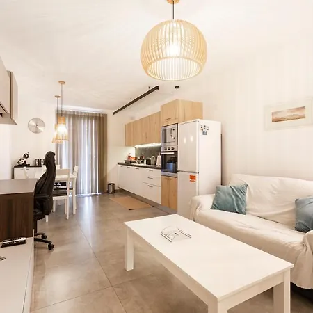 Location! Cozy 1-br Flat