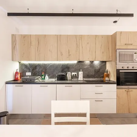 Location! Cozy 1-br Flat Apartment *