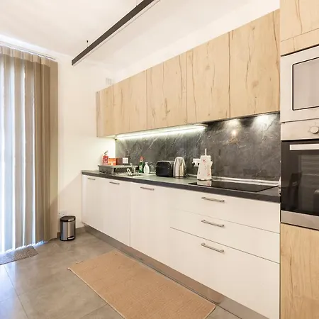 Location! Cozy 1-br Flat *