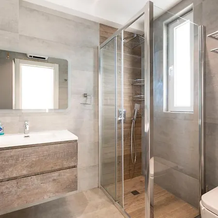 Location! Cozy 1-br Flat