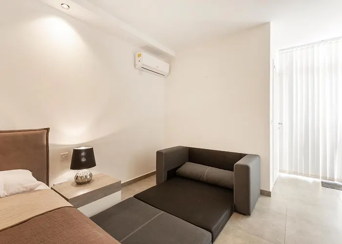 Location! Cozy 1-br Flat