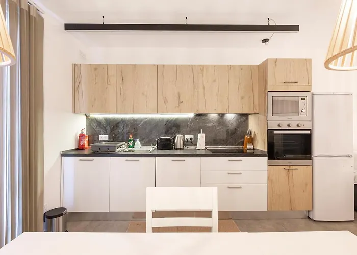 Location! Cozy 1-br Flat Apartment *