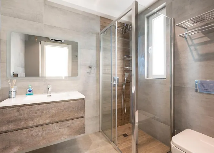 Location! Cozy 1-br Flat